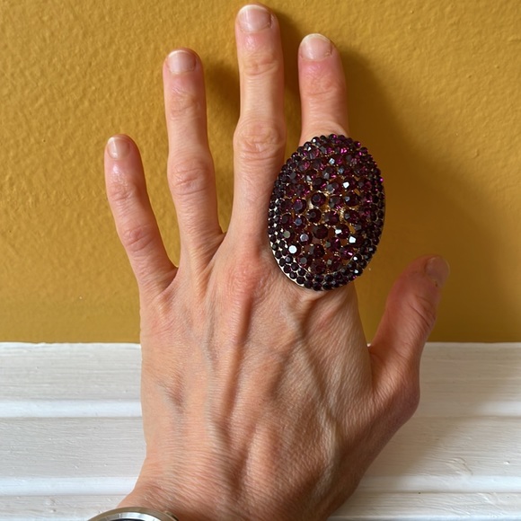 Vintage cocktail ring. This ring makes a bold statement. Purple gemstones. - Picture 4 of 4